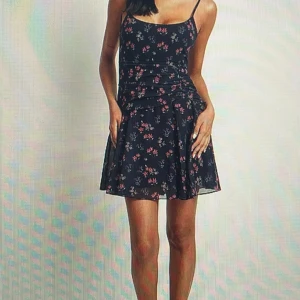 Blommig klänning 💘 - Helt ny och oanvänd 💗skriv vid funderingar 🥰