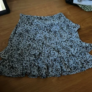 Leopardmönstrad kjol från Retro & Icone - Säljer en superfin leopardmönstrad kjol från Retro & Icone i storlek S. Kjolen har flera lager med volanger som ger en härlig och livfull look. Perfekt för både vardag och fest! 🐆