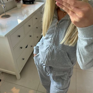 Juicy sett - Säljer mitt gråa juicy sett! Då det inte kommer till användning 🤎