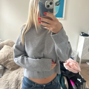 Tröja - Kortare super snygg tröja! Den är superskön och passar till allt! Använd 1 gång så i nyskick. Storlek xs men passar även s