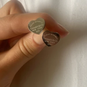 Return to Tiffany örhängen - Säljer mina så fina Return to Tiffany stud örhängen! Jag har inget kvitto då de är köpta från Vestiaire Collective, men de är såklart autentiska💗 Väldigt sparsamt använda så i jättebra skick! Dustbag medföljer
