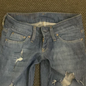 lågmidjade jeans - super snygga jeans med hål från Lee, tyvärr passade de inte. måtten finns på bilderna 💘 inga defekter o perfekta nu för hösten ❣️