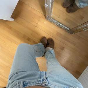 Säljer mina bootcut jeans från zara som jag köpt här på Plick men inte använt själv, jättebra skick!