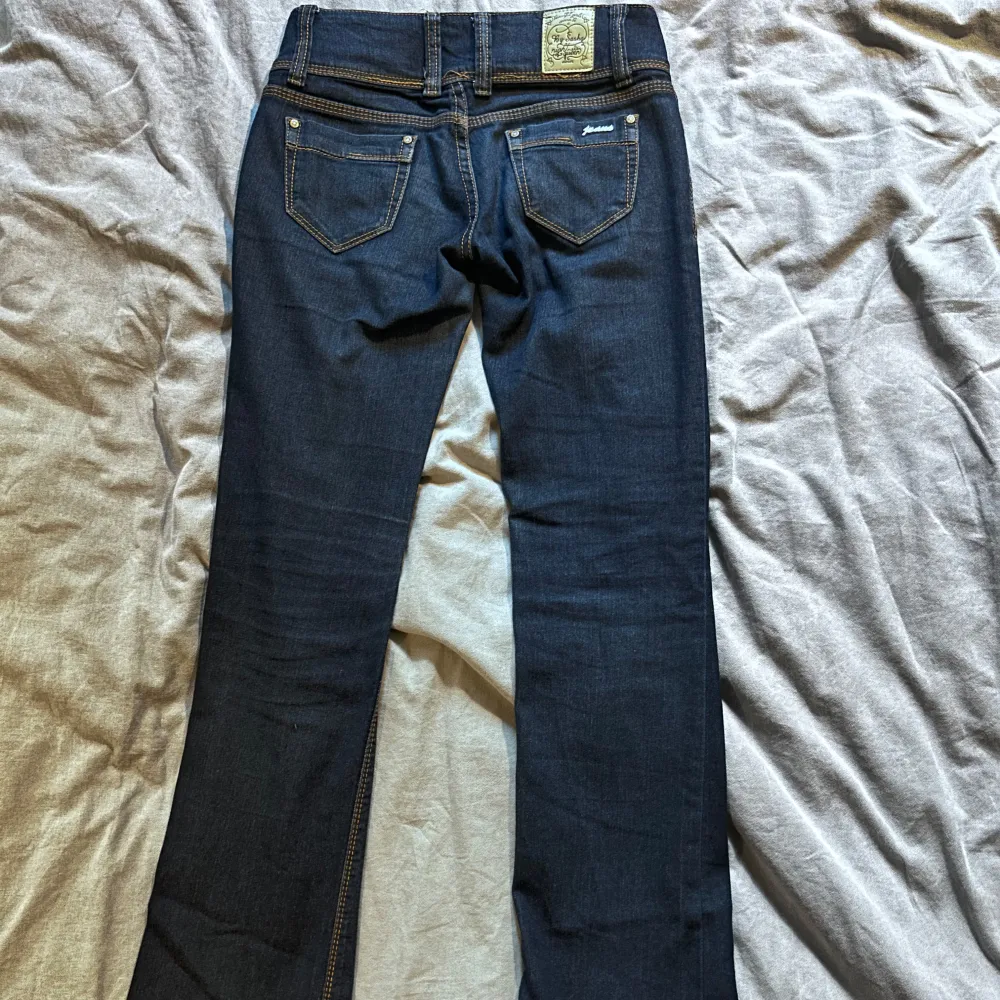 Lågmidjade jeans i storlek XS/34. Innerbenslängd 82cm. I bra skick, säljer på grund av att de är lite för små.. Jeans & Byxor.