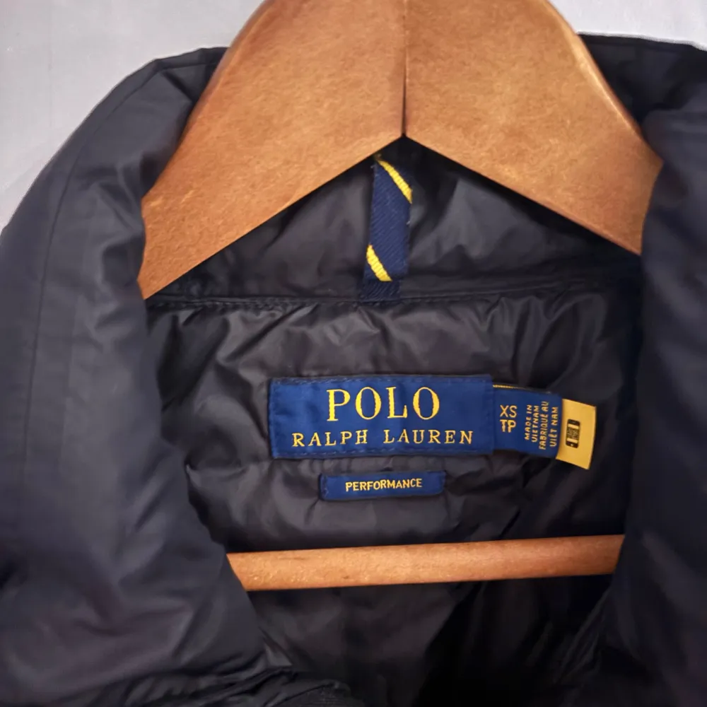 Säljer denna fräscha Polo Ralph Lauren väst som är bra skick, inga hål eller andra defekter. Priset är förhandlingsbart vid snabb affär, dm för mer bilder och info. Mvh// Zack. Jackor.