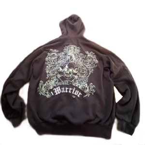 Huvtröja med dödskalle - Huvtröja baggy fit. Den är i bra skick men syns att den är använd. Dragkedjan lite trasig där längst ner men fungerar. Bild⬆️