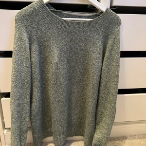 Grön stickad tröja från Vero Moda - Säljer en stickad tröja från vero Moda. Använd en gång då jag tycker den är för liten för mig! Fint skick
