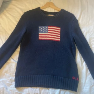 Polo Ralph lauren tröja - Skit snygg polo tröja köpt på NK i Stockholm för 4000kr storlek XL i barn så det är ungefär strl S-M i vuxen