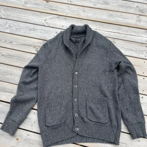 Cardigan - Säljer en fet grå cardigan från märket ”blueprint”. Skick 9/10. Storlek L.