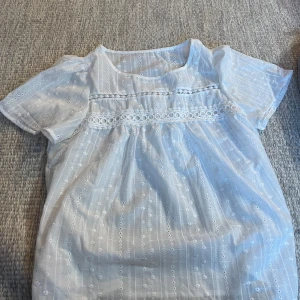 Vit blus  - Säljer fin kortarmad blus. Använd 1 gång, storlek M. Säljer pågrund av att jag köpte förstor storlek för mig, annars jättefin på.💞