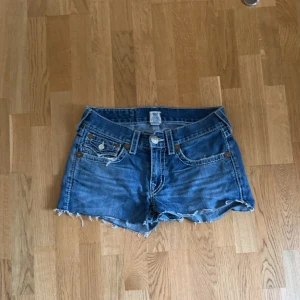 True religion shorts🔥 - Jättesnygga true religion short som inte kommer till användning längre. Dom är avklippta. Bra skick och knappt använda. Pris kan diskuteras💕