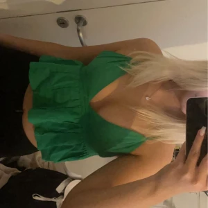 Grön top - Jättegullig grön top som tyvärr aldrig kommit till användning. Toppe är i storlek S och har justerbara band och resor runtomkring, så passar nog även om man bär xs och m. Pris kan diskuteras! 🌸🌸