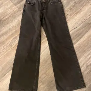 Trendiga low waist jeans från NAKD Säljer då de är för långa och stora för mig som ni kan se på bilden Som referens är jag 163cm och brukar ha S