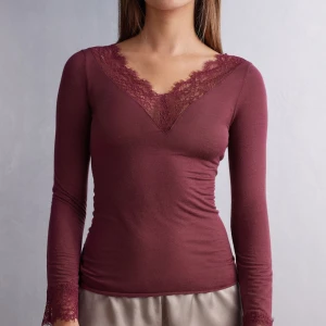 Intimissimi kashmir spets tröja - Super snygg spets kashmir tröja från intimissimi. Säljer då den aldrig kommer till användning. Skriv privat för fler bilder✨ Fast pris!