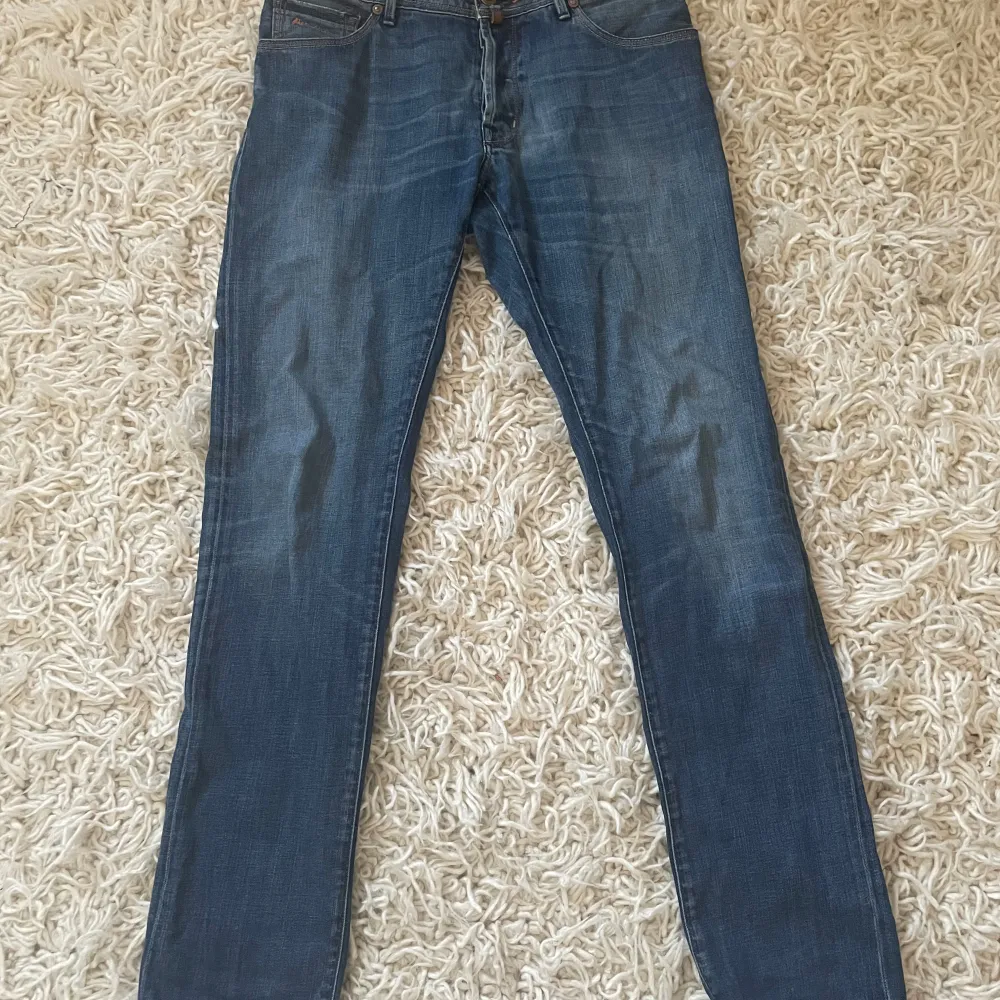 Säljer ett par snygga blå jeans från Jacob cohen. Otroligt skönt material. Inga defekter. Små spår av användning . Jeans & Byxor.