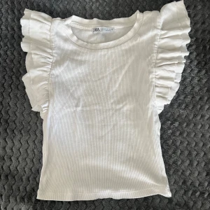Zara Volang Topp - Säljer en superfin volang topp från Zara i storlek S!🤍nypris 129kr. Passar till allt i garderoben! Till en jobb/skol dag eller till en fest! 💕💞💓