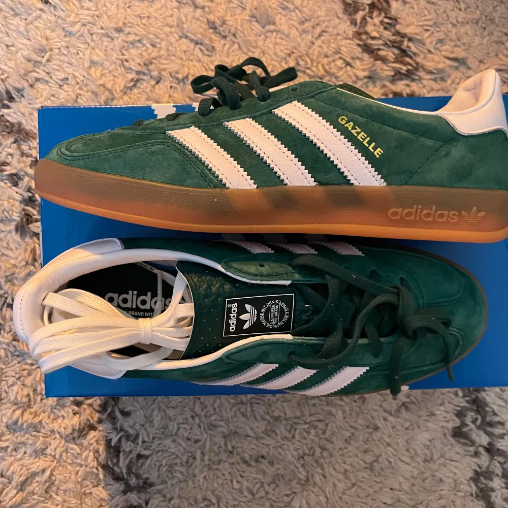 Helt nya adidas gazelle i storlek 40 2/3, kvitto finns.. Skor.