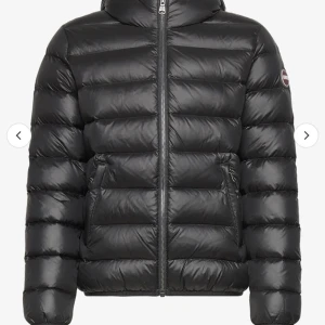 Colmar jacka - säljer nu min fina colmar jacka i storlek 34 då jag hade velat köpa något nytt till vintern💕 den har några små defekter därav priset (diskuterbart) men inget som jag skulle säga påverkar jackans utseende, hör av er vid frågor/fler bilder❤️nypis 4000kr