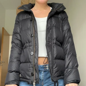 Odd Molly Jacka - Den perfekta vinter/höst jackan från Odd Molly. Den är i jättebra skick. Jackan är i dun så den värmer väldigt bra. Den finns flera fickor och resår i midjan som man kan justera. Kom privat för frågor🩷🩷🩷