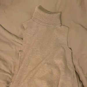 Stickad topp - Säljer denna jättefina stickade toppen perfekt nu till hösten med en kofta till😚