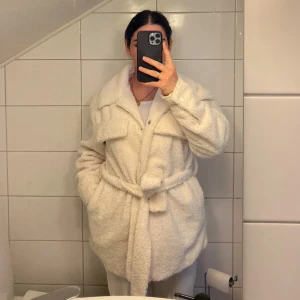 NA-KD vit ull kappa  - Använd en gång,tyckte inte om. Köpt 800 säljer 350.