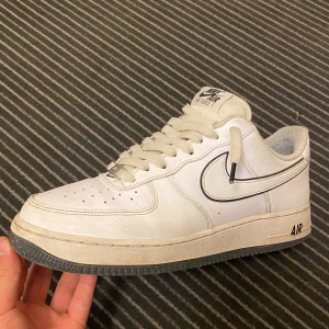 Air Force 1 - Köpte från footlocker för 1300kr i storlek 43 och nu är den liten för jag har växt ur den därför säljer jag denna par av Airforce 1. Den är använd ett par gånger fasst är inte så slitet.  Kan pruta ner lite även om priset inte är hugget i sten:)