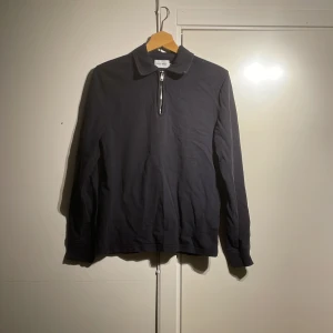 Grisch tröja  - En fin snygg tröja som aldrig har användas för att den var för liten för min storlek!! Behöver Baga bort med den köpte för 899 men säljer för 399!!!