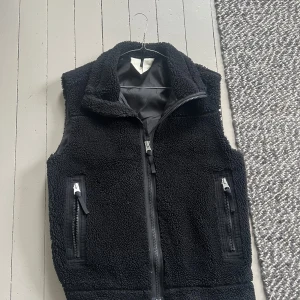 Patagonia Liknande väst - Säljer nu denna tvärfeta Patagonia liknande väst som är perfekt till hösten. Andvänd ett fåtal gånger,  skick 9/10