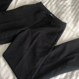 Kostymbyxor  - Säljer dessa högmidjade kostym byxorna från bikbok i storlek 34, kan bytas mot ett par lågmidjade i samma storlek💗ny pris 499kr💗tryck gärna på köp nu💗