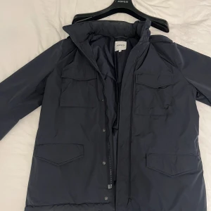 Aspesi fieldjacka - Aspesi Minifield vento storlek L. Iprincip helt oanvänd. Nypris 7000kr. Den är lätt vadderad så perfekt för höst och vinter. 