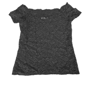 Off shoulder spetstopp - Off shoulder topp från Vila i storlek M. Den är använd men i bra skick. Mått Längd: 51 cm Byst: 41 cm