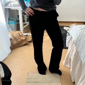 Kostymbyxor  - Jag är 176 och de är långa på mig. Bootcut/lite Flare och sitter så nice 🫶