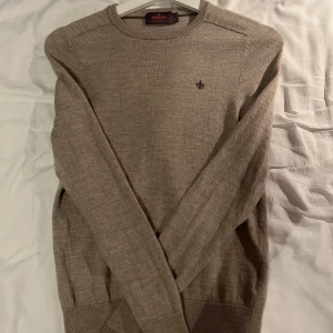 Morris onek - Morris onek i merinoull. Färg khaki, väldigt snygg och ändast använd en gång sen krympte den i tvätten så den passar folk som är runt 167-170 skulle jag säga allt beror på hur mycket man väger. Nypris är 1600kr