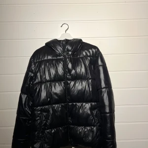 Svart pufferjacka från Superdry - Okej skick 6/10.
