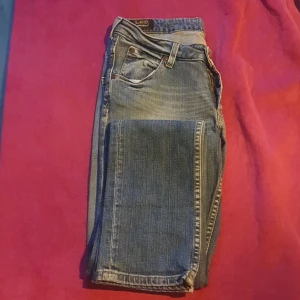 Blå jeans från Lee - Säljer ett par klassiska blå jeans från Lee i bra skick. De har en normal passform med fem fickor.