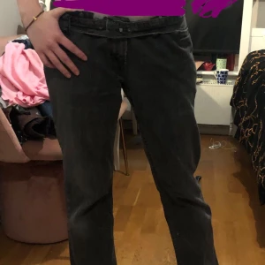 Svarta jeans från EastWest - Säljer ett par snygga svarta jeans från EastWest. dom e typ straight o lite baggie. Köpte second hand förra vintern men har aldrig använt dom. Midrise. Har ett litet hål inuti ena framfickan, syns inte men om man sätter ner handen i fikan så känns de
