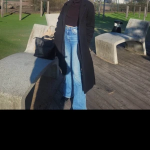 Svart kappa - Svart kappa ifrån lager 157, perfekt till höst och vintern.