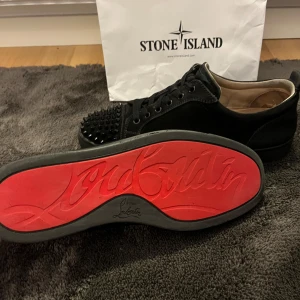 Loubs - Säljer mina svarta loubs i storlek 44 då dom är för små. skorna är i mycket bra skick 8,5/10. Fick dom som present för typ 1 år sen, köpta på FARFETCH. Har tyvär inte kvar boxen. Hör av er vid frågor. Mvh Viktor.✅ÄKTA SÅKLART.