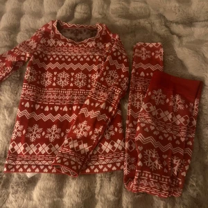Röd och vit jultröja med snöflingor - Mysig röd och vit tröja med snöflingemönster, perfekt för julen. Tröjan är långärmad och har en mjuk insida som håller dig varm under kalla vinterdagar. Perfekt för mysiga hemmakvällar eller julfirande! Har även färgen i lila,grå och grön  🎄