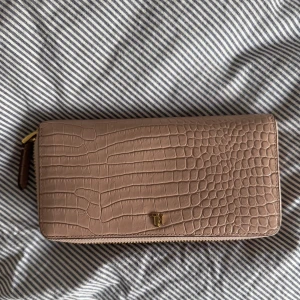 Korthållare plånbok ralph lauren - Säljer en klassisk och stilren plånbok/korthållare från Ralph lauren i ljusrosa färg. Bra förvaring och skick! Kan mötas i Stockholm, men gärna omgående då den annars skickas in på sellpy!❤️kan gå ner i pris vid snabb affär