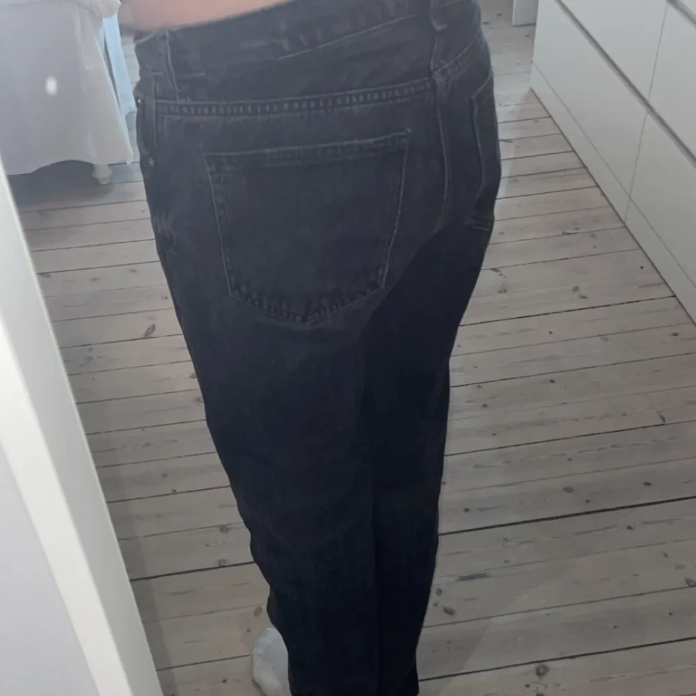 Säljer ett par svarta jeans från Gina Tricot i storlek 38. De är i bra skick och har en klassisk straight passform. Perfekta för både vardag och fest!🤗 Pris kan diskuteras! Kontakta mig för mer information💗Jag står inte för postens slarv, samt så står köparen för frakten!😊😙. Jeans & Byxor.