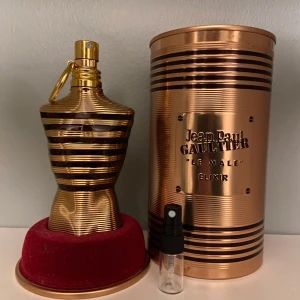 Le Male Elixir från Jean Paul Gaultier -  En perfekt vinter och höst doft, Le Male Elixir från Jean Paul Gaultier. Doften har inslag av vanilj, honung och amber, med en aromatisk touch av lavendel och tobaksnoter. Perfekt för den som vill sticka ut med en söt och kryddig doft. 1ml=39kr 2ml=49kr