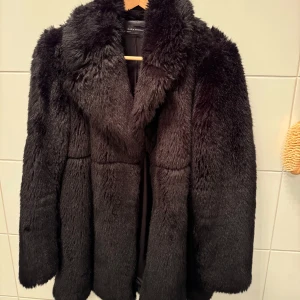 Svart pälsjacka från Zara Woman - Säljer min nästintill oanvända pälsjacka från Zara! Storlek medium, passar som oversized för både S och XS! 🥰