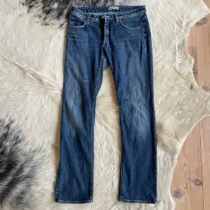 Två par Acne jeans i mycket bra skick. Passformen är emellan skinny och straighleg. Storlek 32. Hör av dig vid frågor eller och om det behövs fler bilder.