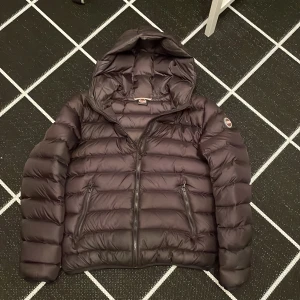 Colmar jacka - Säljer denna extremt feta colmar jacka helt perfekt nu till vintern! Helt ny endast testad innomhus!!! Storlek s passar mellan 170-180cm. Skick 9,5/10. Kan gå ner i pris vid snabb affär. Jackan är svart. Hör av dig vid minsta fundering!🤩