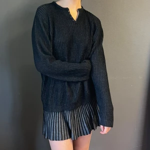 Stickad ribbad farfarströja från t-traxx - Bra skick. Dubbel krage. Strl M herr men passar bra oversized också, vilket är hur jag använt den.