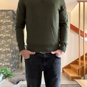 Olivgrön tröja från Morris - Säljer en snygg olivgrön tröja från Morris i 100% merinoull. Nu pris: 1800, mitt pris: 589. Tröjan har en dragkedja vid halsen och ribbade muddar. Perfekt för höst och vinter, både stilren och bekväm. Passar till både vardag och lite finare tillfällen. 🧥🍂