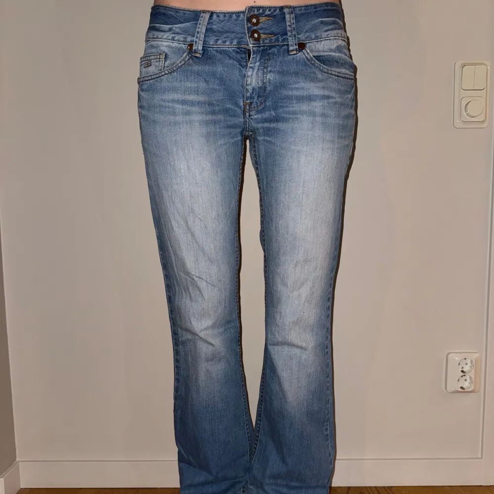 Säljer dessa snygga diesel jeans❤️ Innerbenslängd: 84 cm Midjemått rakt över: ca 40 cm. Jeans & Byxor.