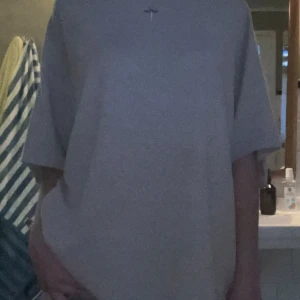 Stickad beige t-shirt - Säljer en enkel och stilren stickad beige t-shirt. Den har en avslappnad passform och korta ärmar, perfekt för en casual look. Passar bra till jeans eller shorts för en avslappnad stil. Jag har sytt om den själv från långärmad till kort men det är inget som syns