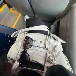 Vintage väska! (Intressekoll) - Snygg vit axelväska i skinn med dragkedja framtill. Perfekt för vardagsbruk och rymmer allt du behöver. Den har en stilren design och är lätt att matcha med olika outfits. Väskan är i mycket bra skick och redo för nya äventyr!